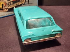 Hubley 1960 Ford Country Sedan 1/24 Scale Nicely Built Kit with Box – Aqua