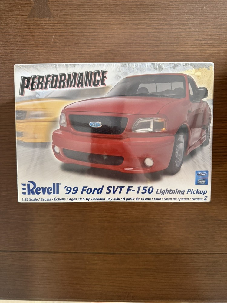 Revell 1:25 Performance Model Kit ’99 Ford SVT F-150 Lightning Pickup 85-7665