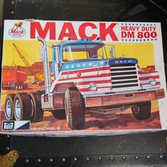 MPC Mack DM800 Semi Tractor 1/25 899 Plastic Model Kit