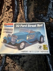 Monogram Classic Cruiser ’32 Ford Street Rod 1:24 Scale Model Kit 85-0882 Sealed