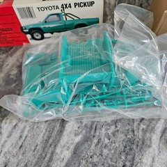Lindberg Toyota 4×4 Pickup Truck 1/20 Scale Plastic Model Kit 72506 – Open box