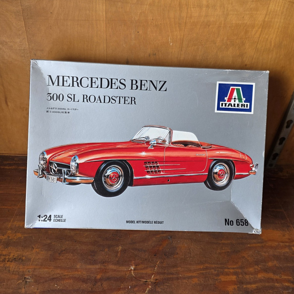 Italeri Mercedes-Benz 300 SL Roadster 1:24 Plastic Model Kit MPN 658