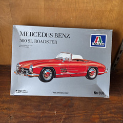 Italeri Mercedes-Benz 300 SL Roadster 1:24 Plastic Model Kit MPN 658
