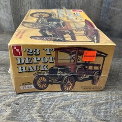 AMT 1923 Ford Model T Depot Hack 1:25 Scale Plastic Model Kit 1237 NIB