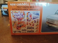AMT 1977 Ford Fantasy Van 1:25 Scale Plastic Model Kit 1471 NISB