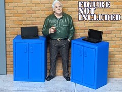 1/18 Scale Computer Stand with Laptop – For car repair shop diorama (set of 2)