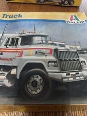 Italeri 3825 1/24 Scale Model Car Kit U.S Ford LTL 9000 Wrecker Tow Truck