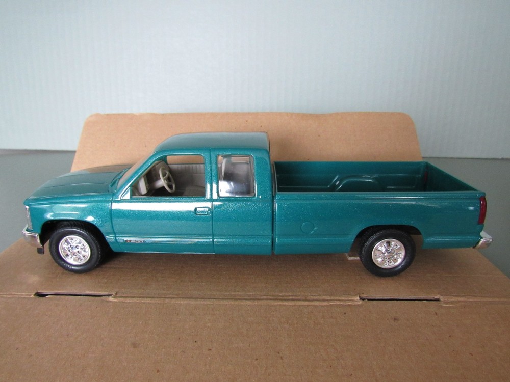 1993 CHEVROLET C-1500 PICKUP AMT 1/25 Scale DEALER Plastic Promo In Box READ!