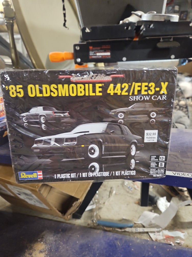 Revell 4446 ’85 Oldsmobile 442/Fe3-x Model Kit Show Car Special 1:25