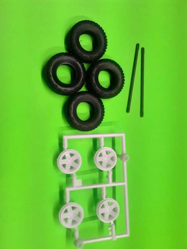 2014 Jeep Wrangler Rubicon 1/25 Stock Off Road 4×4 Tires 5 Spoke Rim Wheel