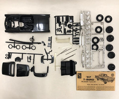 AMT Vintage 1957 Ford Thunderbird Modern Classic 1/25 Scale Model