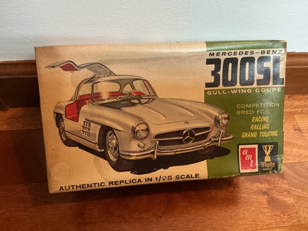 AMT Mercedes Benz 300SL Gull-Wing Coupe 1:25 Scale Plastic Model Kit