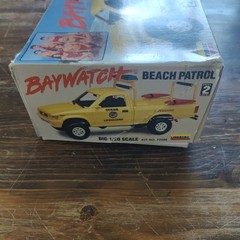 Lindberg Baywatch Lifeguard Truck 1:20 Yellow Model Kit Skill Level 2