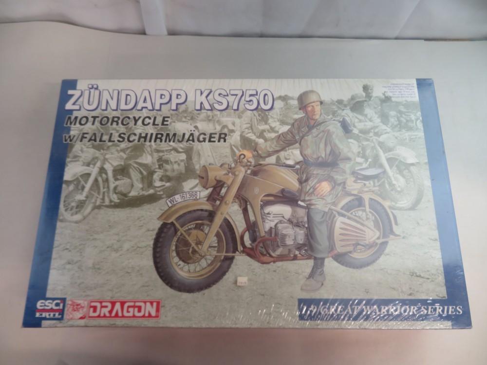 Dragon Zündapp KS750 1:9 Motorcycle w/Fallschirmjäger Great Warrior Series NIB