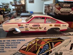 MPC ’72 CHEVY VEGA UNASSEMBLED MODEL KIT 1:25 W/JENKINS PRE-PAINTED/DECALED BODY