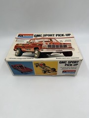 Vintage Monogram 1978 GMC Sport Pickup Truck Model Kit 1/24