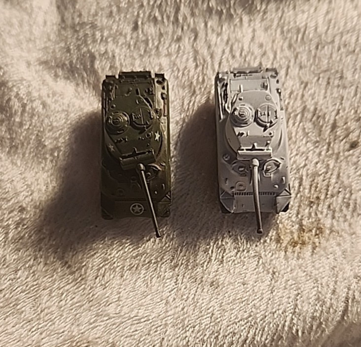 Takara 1/144 World Tank Museum 1 M4 Sherman US Olive Drab & 1 Whitewashed