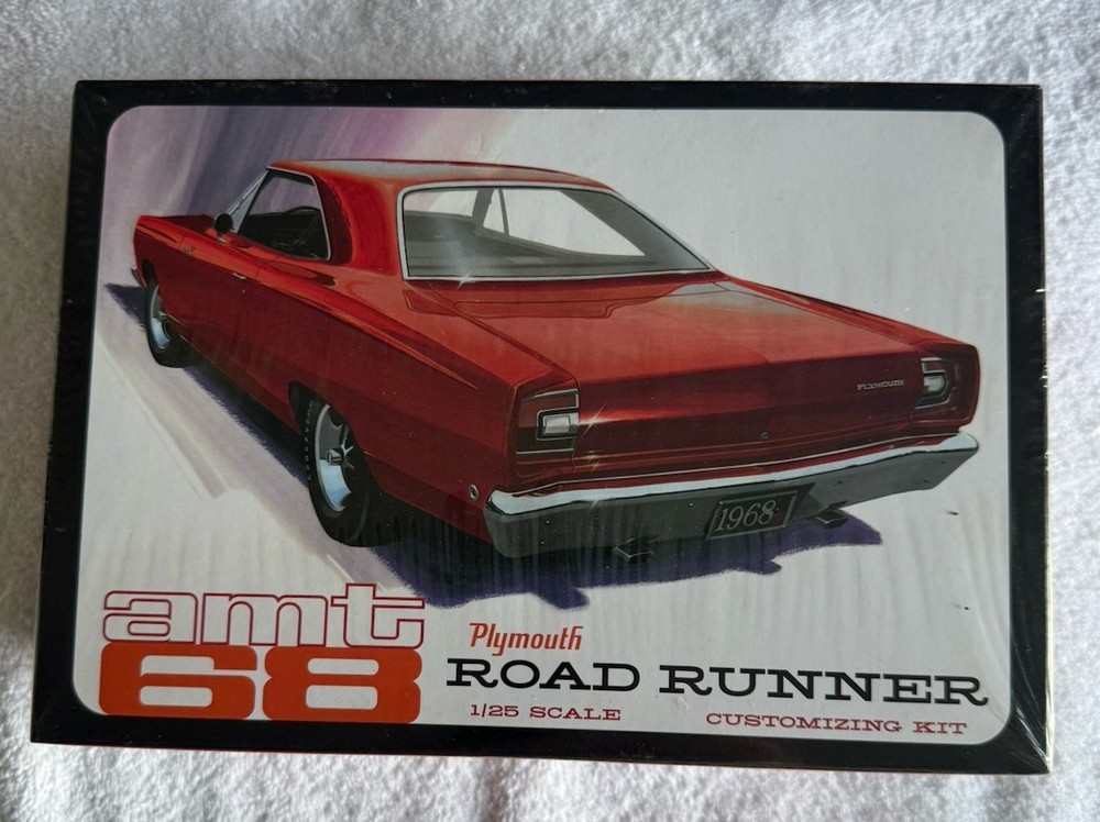 AMT 1968 Plymouth Road Runner 1/25 Scale Customizing Model Kit