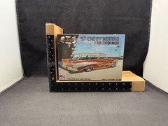 Atlantis 1957 Chevy Nomad 2 Door Station Wagon 1:25 SC Plastic Model Kit H1260
