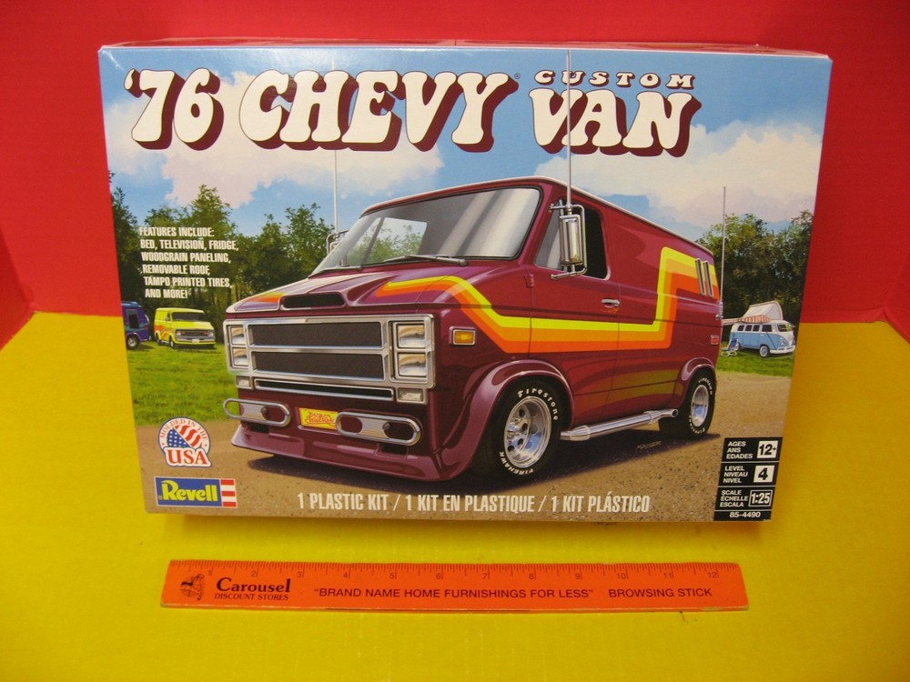 2020 REVELL ’76 CHEVY CUSTOM VAN W/ BED, FRIDGE, TV, WOODGRAIN PANELING, ROOF