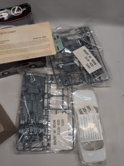 AMT ERTL Lexus LS400 Sedan 1:24 Scale Model Kit 6002 New Open Box Sealed Parts