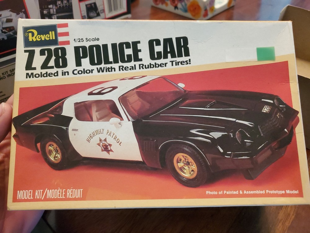 REVELL 1/25 Rare/Vtg CHEVY CAMARO Z28 POLICE CAR 7210 New Open Box Complete