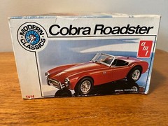 AMT Modern Classic Cobra Roadster 1:25 Scale Skill Level-2 Open Box but Complete