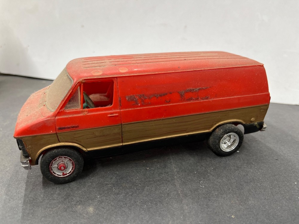 C11 MPC Dodge Van built model 1/25 McM