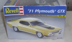 REVELL 71 PLYMOUTH GTX CAR MODEL KIT 1:24 85-2166