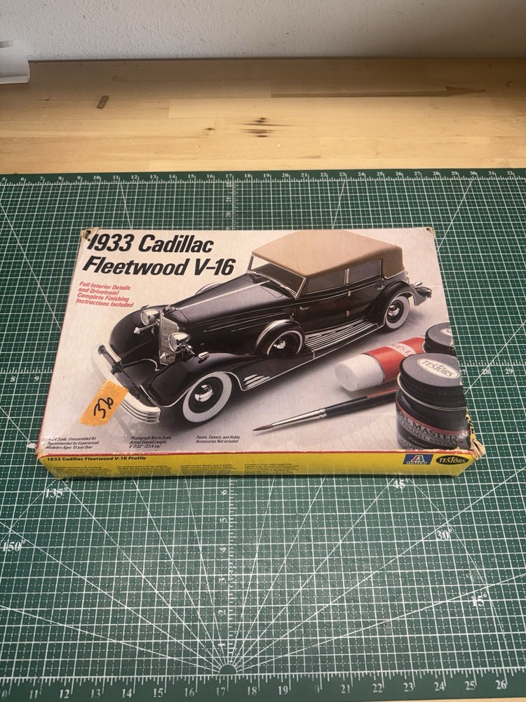 Italari 1:24 Scale 1933 Cadillac Fleetwood V-16 New Open Box