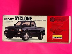 1991 GMC SYCLONE PICKUP TRUCK MODEL KIT LINDBERG BIG 1/20 SCALE COOL LOOK!!