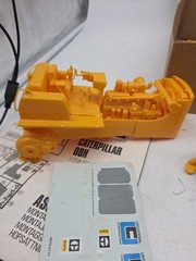 AMT 1983 1:25 Caterpillar D8H Bulldozer Original Model Kit – FOR PARTS SEE NOTES