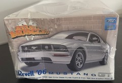 Revell Muscle 85-2839 ’06 Ford Mustang GT Plastic Model Kit 1:25 Scale Sealed