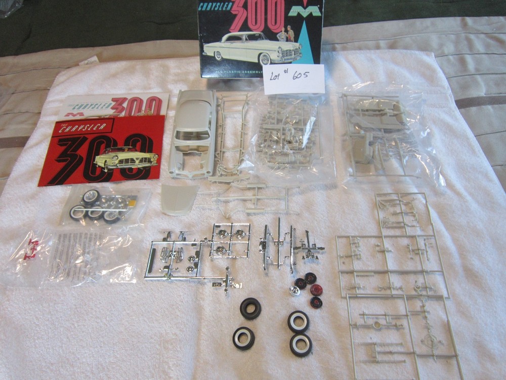 MOEBIUS MODELS CHRYSLER 300 JUNKYARD MODEL KIT 1/25 LOT #605