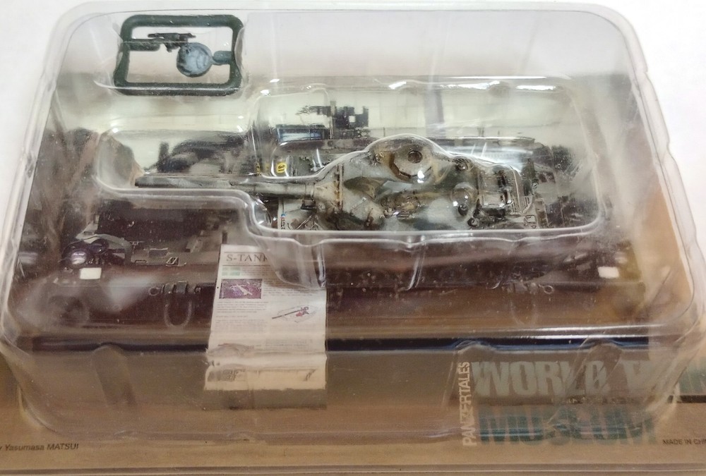 Takara 1/144 World Tank Museum 9. French AMX-30 Standard Model winter camo(#159)