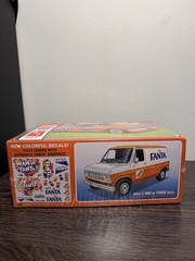 AMT “Wanta Fanta” 1977 Ford Custom Van – Fanta 1:25 Plastic Model Car Kit 1471