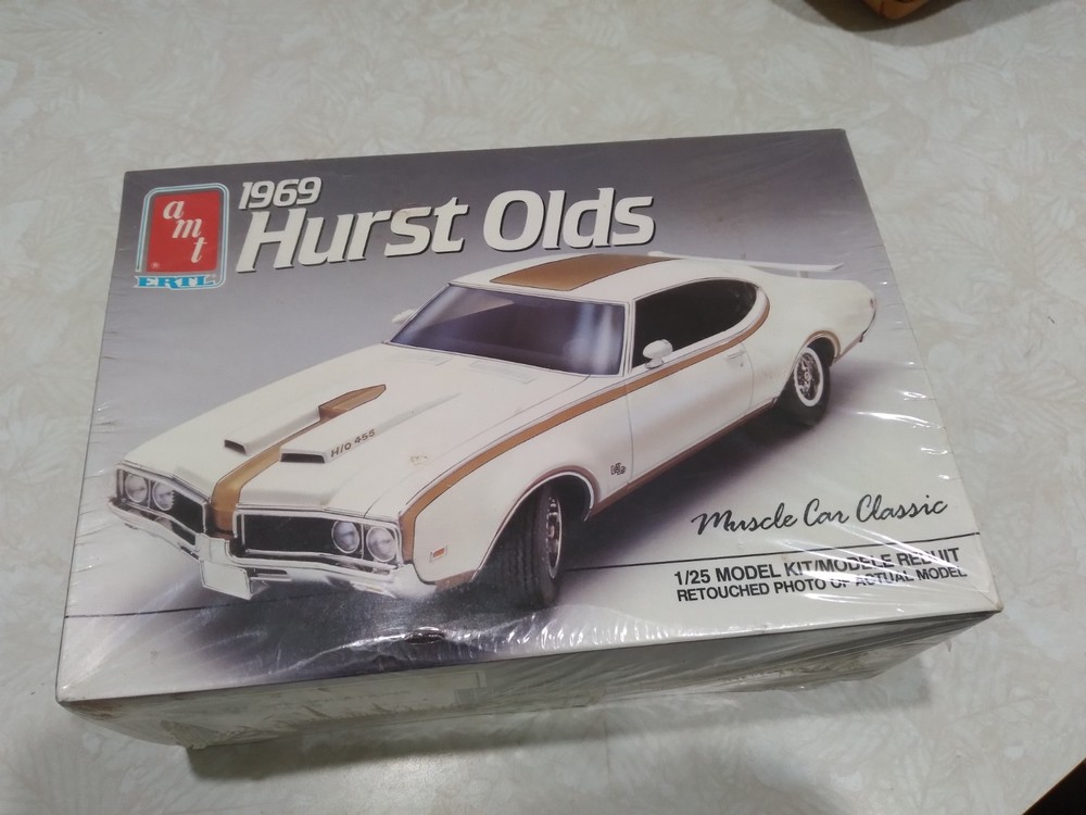 AMT Ertl 1969 Hurst Olds 1:25 Unassembled Model Kit Detailed Interior 6898