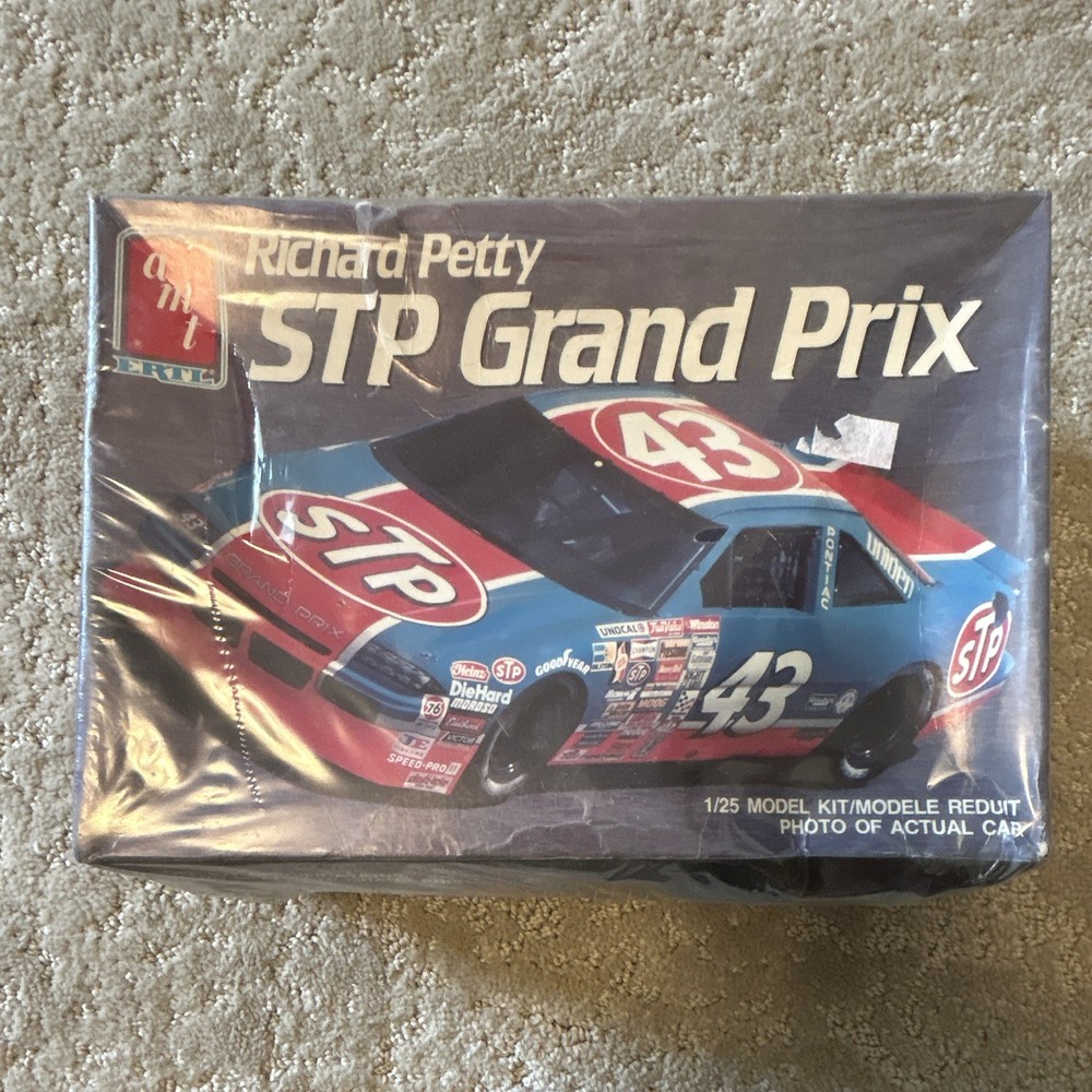 1990 AMT #43 Richard Petty STP Grand Prix 1/25 Scale Model Kit #6728-SEALED BOX