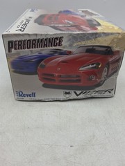 Revell Dodge Viper SRT 10 1:25 Performance Model 85-2198 New Sealed Parts