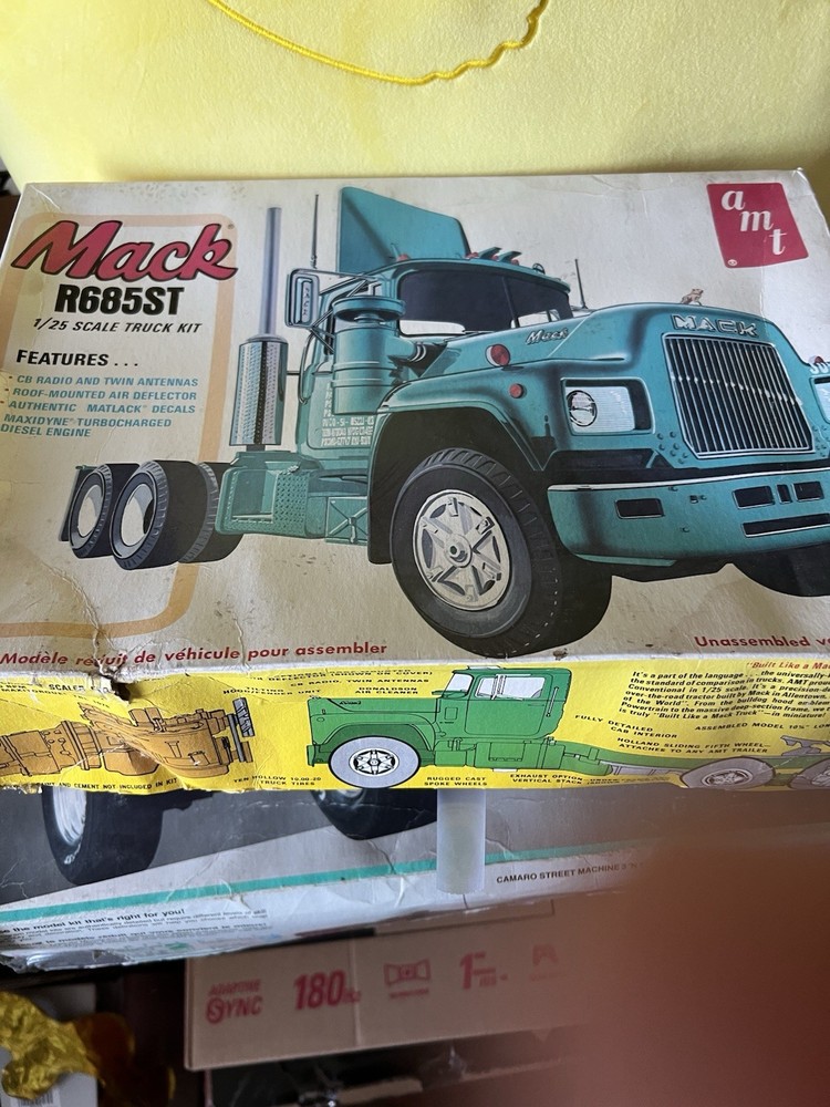 AMT 1:25 Mack R685ST Semi Tractor Toy – 1039