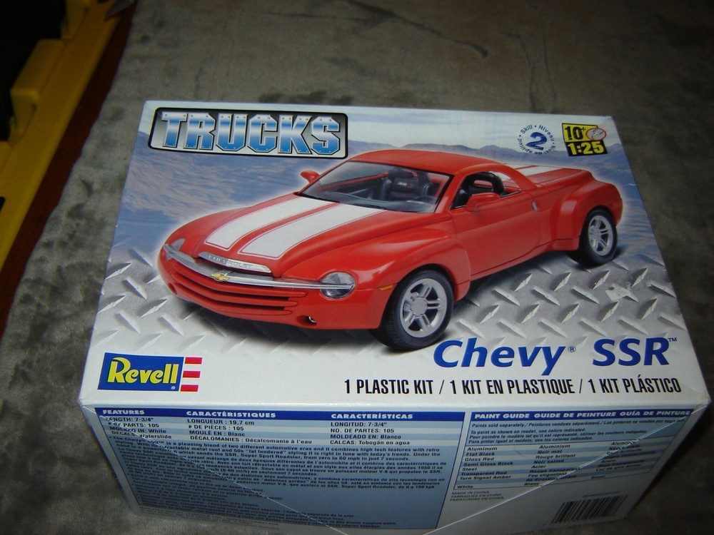 Revell 85-4052 Model Kit CHEVY SSR Box opened kit Factory Sealed 1/25 scale 2013