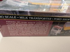 Lindberg SnapFit 1/87 HO Scale Ford CL-9000 Truck Milk Dairy Tanker Transporter