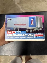 Vintage Monogram Snap Tite 1/32 Scale Fruehauf 40′ Van Harley-Davidson Kit 1207