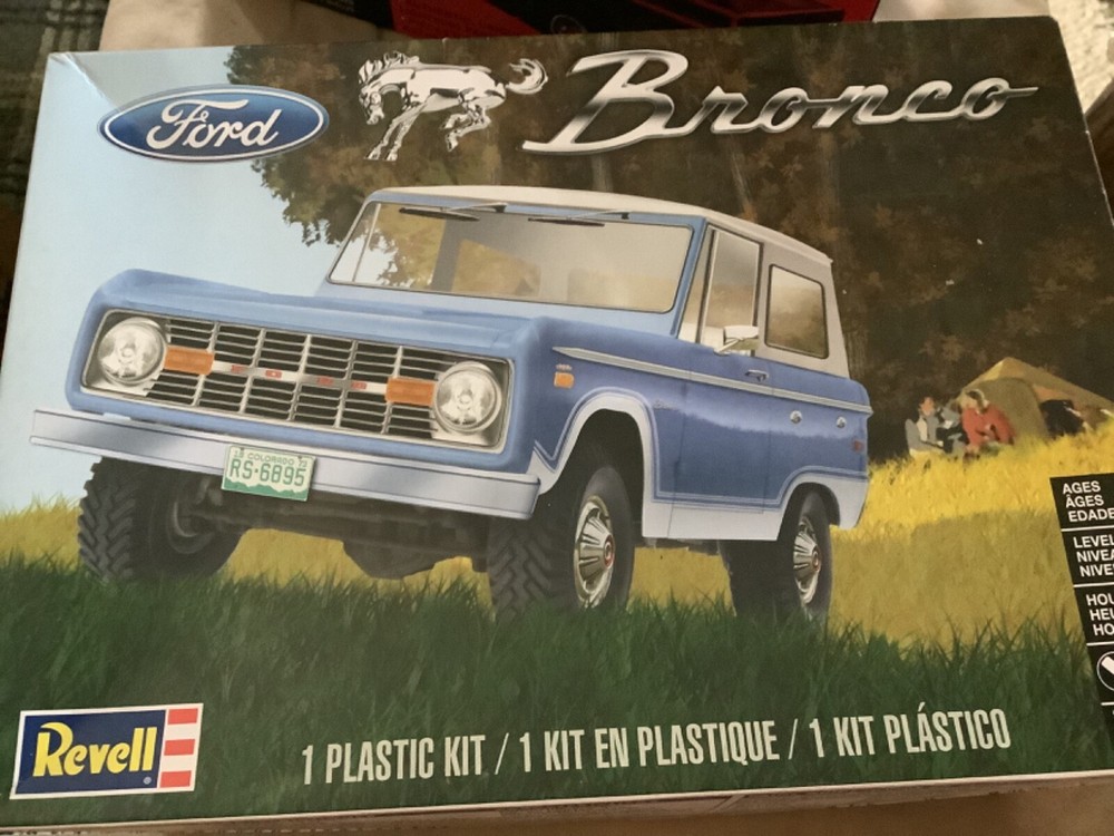 Revell 85-4320 Ford Bronco 4X4 TRUCK 1/25 Model Car Mountain KIT vintage estate