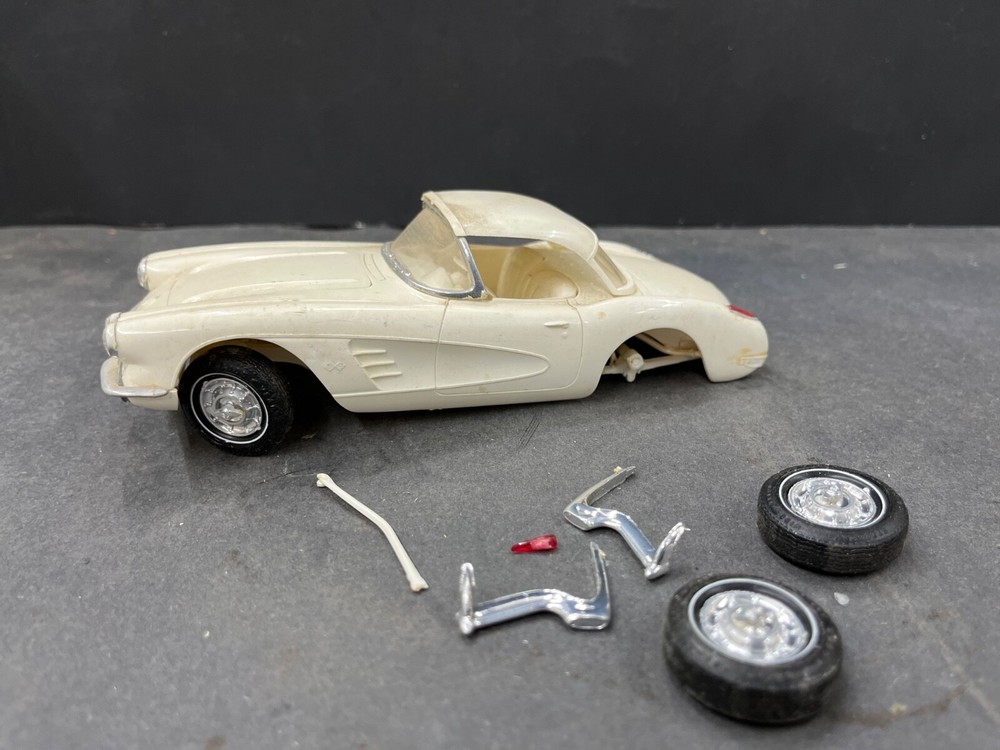 C1 MPC 1960 Chevy Corvette vintage built model car 1/25 McM.