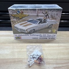 Revell ’72 Oldsmobile Indianapolis 500 Pace Car w/Linda Vaughn Figure Model Kit.