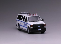 1:64 Scale 596 White Police E350 Super Duty Wagon Van Diecast Display Car Model
