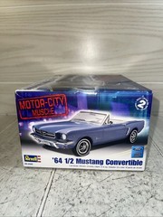 REVELL MOTOR-CITY MUSCLE ’64 1/2 MUSTANG CONVERTIBLE MODEL KIT 85-2095 –