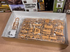 Tamiya 35239 1/35 Schwerer Zugkraftwagen 18t Sd.Kfz.9 FAMO Model Kit