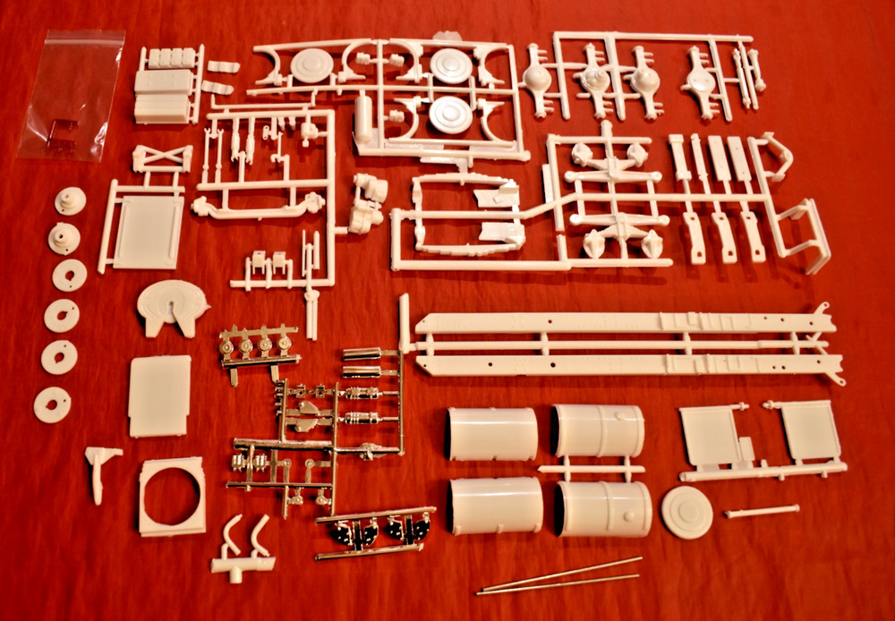 AMT Chevy Titan 90 Chassis Fuel Tanks 5th Wheel Battery Box and Radiator 1/25